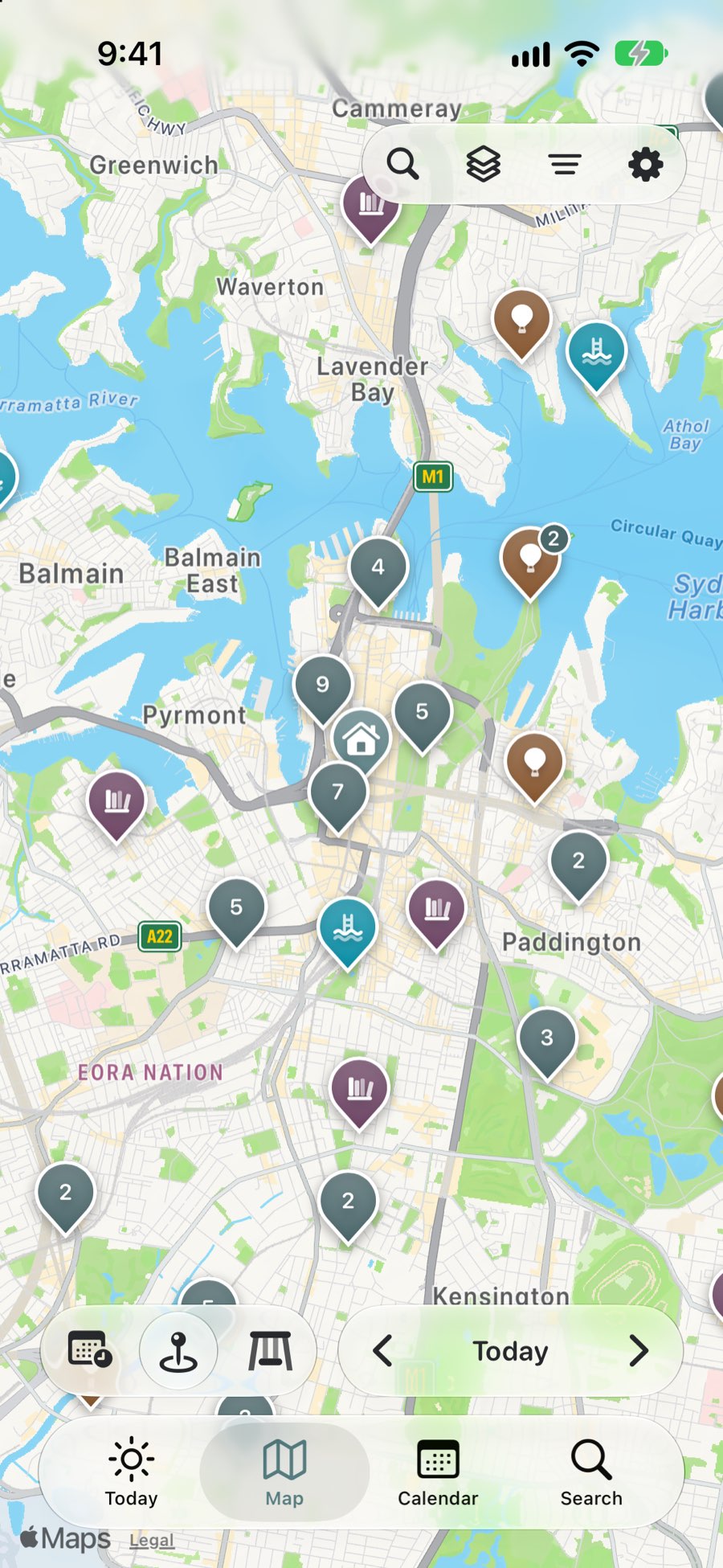 The Map tab: the places around the city as pins, each kind its own colour, some grouped with a count, with the day capsule and the switch between activities, places and playgrounds beneath.